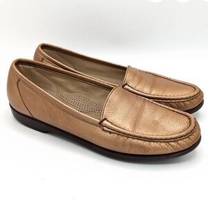 NWOT SAS Simplify Women's Metallic ROSE GOLD Slip On Moc Toe Comfort Loafer